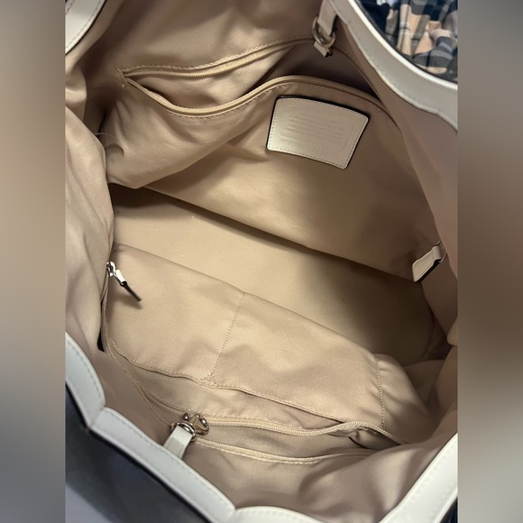 Authentic Coach Purse Signature CC - Picture 2 of 5